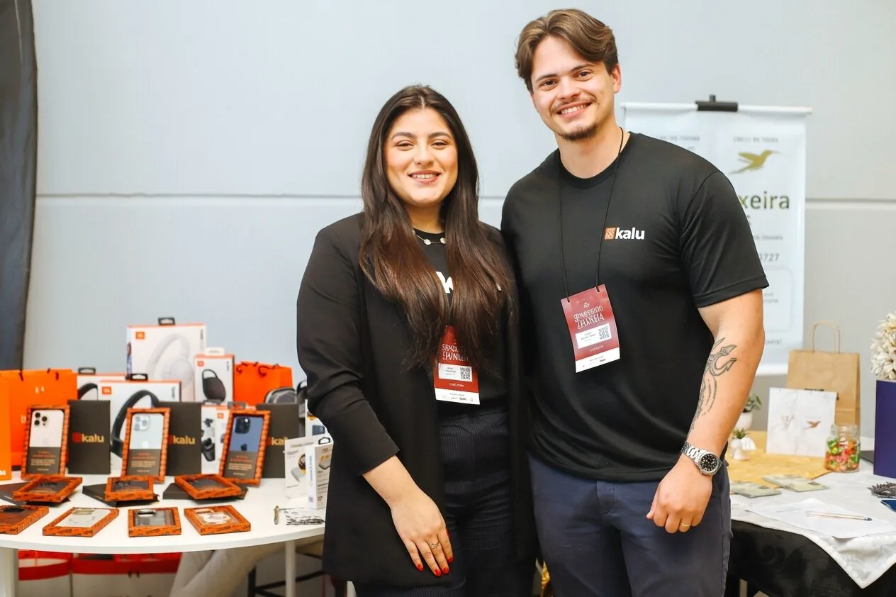 Expositoras da Kalu em seu espaço durante o evento
