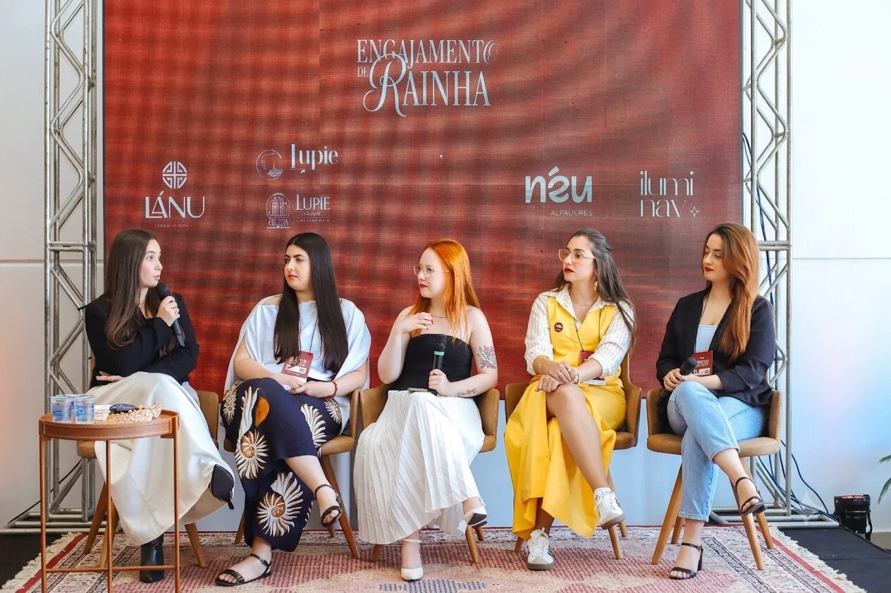 Empreendedoras reunidas no palco do evento